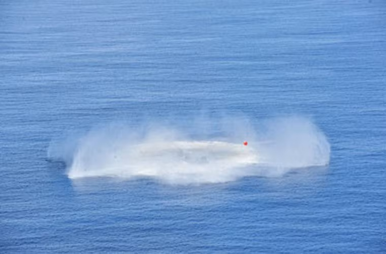 Ngay sau khi trúng ngư lôi, chiếc tàu mục tiêu chìm ngay lập tức không để lại vết tích nào.