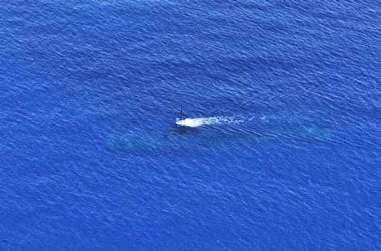 Trong ảnh, tàu ngầm KD Tun Razak lặn dưới mặt nước Biển Đông, âm thầm tiến tới gần mục tiêu để ra đòn quyết định.