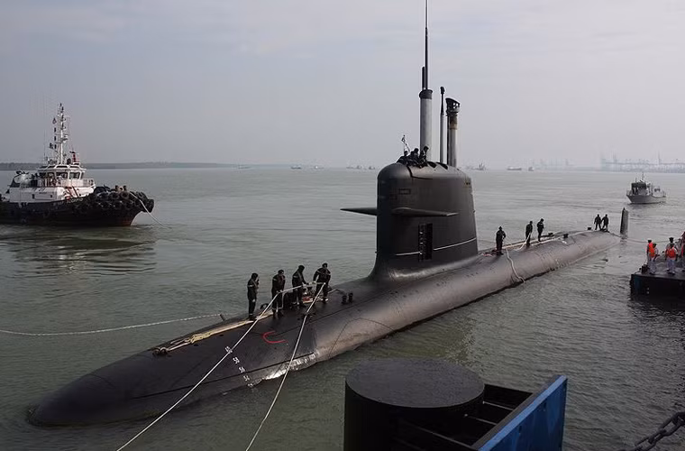 Dẫu vậy, hỏa lực của lớp Scorpene là không quá mạnh khi chỉ có ngư lôi Black Shark và tên lửa hành trình chống tàu ngầm SM.30 Exocet (tầm bắn 72km), cơ số đạn 18 quả.