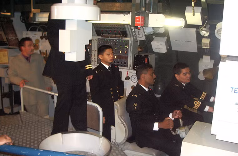 Tuy rất đắt nhưng bù lại Scorpene sở hữu hệ thống điện tử hiện đại - đặc trưng của vũ khí phương Tây. Ngoài ra, tàu còn được trang bị hệ thống đẩy không khí độc lập tiên tiến (AIP) cho thời gian hoạt động dưới nước lâu hơn, dự trữ hành trình lên tới 71 ngày. Trong ảnh là khoang điều khiển tiện nghi, hiện đại trên tàu ngầm của Malaysia.