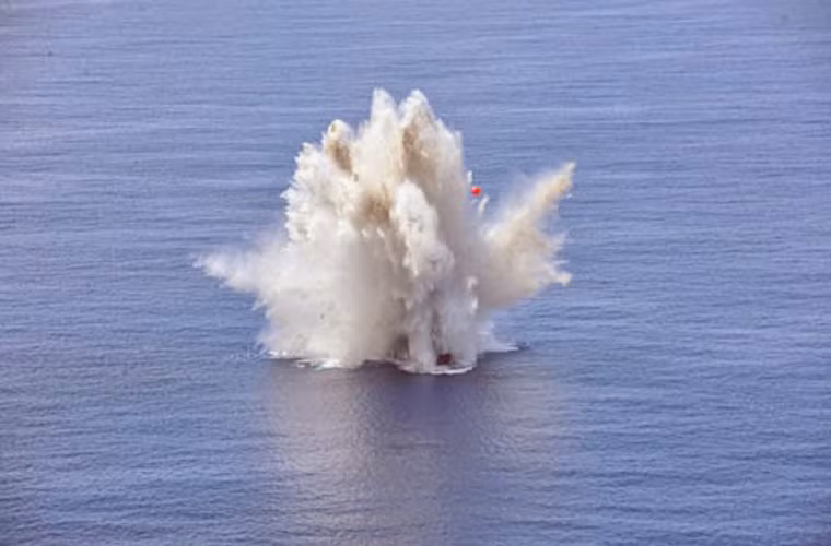 Sức công phá của quả ngư lôi thật khủng khiếp.