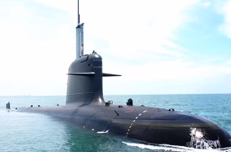 KD Tun Razak và KD Tunku Rahman là 2 tàu ngầm tấn công duy nhất của Hải quân Malaysia hiện nay. Chúng đều thuộc lớp tàu ngầm Scorpene do Công ty DCNA Pháp chế tạo, có lượng giãn nước 1.565 tấn, dài 61,7m, rộng 6,2m. Tuy có kích cỡ nhỏ hơn lớp tàu ngầm Kilo của Việt Nam nhưng mỗi chiếc Scorpene lại đắt hơn rất nhiều, lên tới 450 triệu USD/chiếc (Kilo chỉ khoảng 250-300 triệu USD/chiếc).