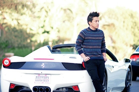 Ferrari 458 Italia khá nhẹ với trọng lượng 1.380kg, có chiều dài 4.527 mm, rộng 1.937 mm, và cao 1.213 mm. Mức tiêu thụ nhiên liệu kết hợp là 13,7 lít/100km cùng lượng khí thải 320g CO2/km. Xế hộp ứng dụng công nghệ phun nhiêu liệu trực tiếp. Sẽ mất khoảng 3,4 giây để siêu xe đạt vận tốc 100km/h từ vị trí xuất phát. Tốc độ tối đa đạt khoảng 325 km/h.