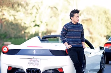 Ferrari 458 Italia khá nhẹ với trọng lượng 1.380kg, có chiều dài 4.527 mm, rộng 1.937 mm, và cao 1.213 mm. Mức tiêu thụ nhiên liệu kết hợp là 13,7 lít/100km cùng lượng khí thải 320g CO2/km. Xế hộp ứng dụng công nghệ phun nhiêu liệu trực tiếp. Sẽ mất khoảng 3,4 giây để siêu xe đạt vận tốc 100km/h từ vị trí xuất phát. Tốc độ tối đa đạt khoảng 325 km/h.