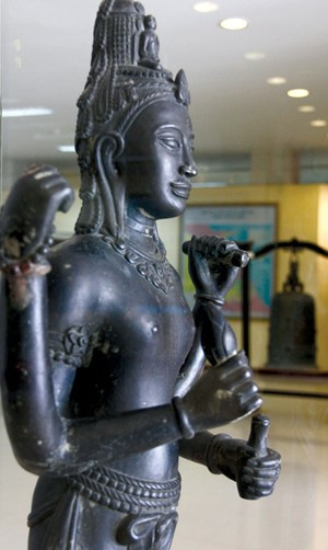 Tùy thời tùy nơi, sắc thái văn hóa ấy biến đổi khác nhau và luôn luôn có xu hướng bản địa hóa cho thích hợp với hoàn cảnh cụ thể của dân tộc. Khoan dung và bác ái là cái đức lớn nhất mà Phật giáo để lại trên mỗi chặng hành trình, chính vì thế, tôn giáo này cũng sẵn sàng chấp nhận sự pha trộn với tín ngưỡng bản địa. Ảnh: Tượng Phật Bà mang phong cách văn hóa Chăm.