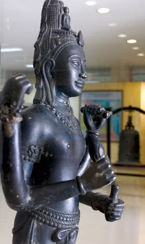 Tùy thời tùy nơi, sắc thái văn hóa ấy biến đổi khác nhau và luôn luôn có xu hướng bản địa hóa cho thích hợp với hoàn cảnh cụ thể của dân tộc. Khoan dung và bác ái là cái đức lớn nhất mà Phật giáo để lại trên mỗi chặng hành trình, chính vì thế, tôn giáo này cũng sẵn sàng chấp nhận sự pha trộn với tín ngưỡng bản địa. Ảnh: Tượng Phật Bà mang phong cách văn hóa Chăm.