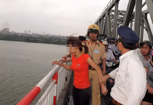 Cô gái định nhảy cầu tự tử. Ảnh www.vnexpress.net.