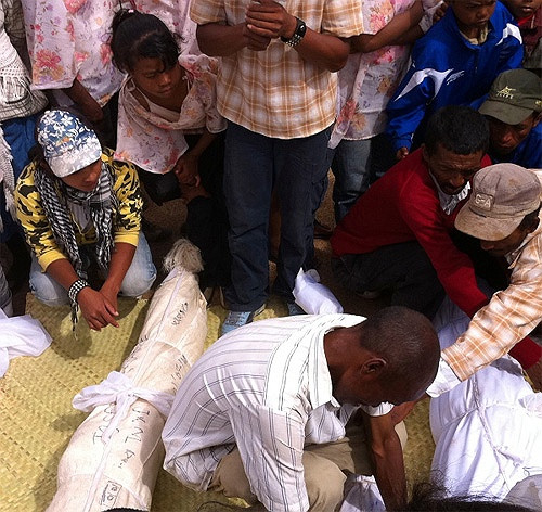 Nhưng rất may là rất ít gia đình nơi đây chối từ nghĩa vụ đào xác ở nghĩa địa này.