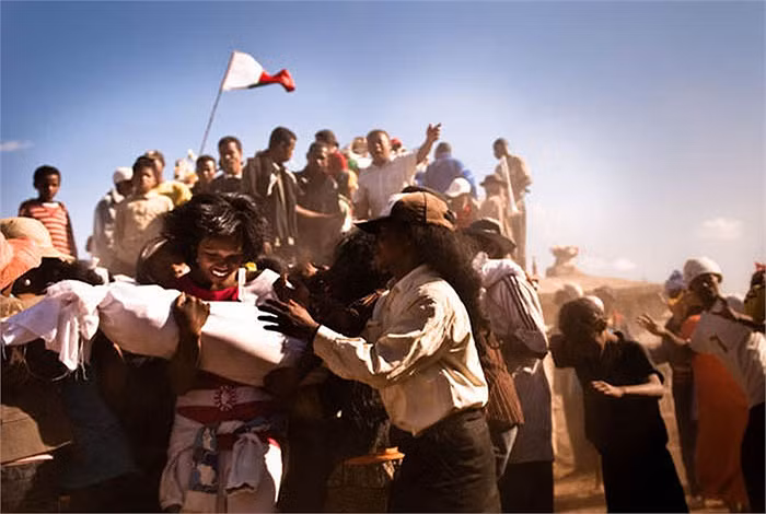 Trước khi đưa xác chết trở về “nhà”, con cháu không quên dúi cho tổ tiên của mình ít tiền, hoa, quần áo đẹp và xức cho xác một chút nước hoa hảo hạng.