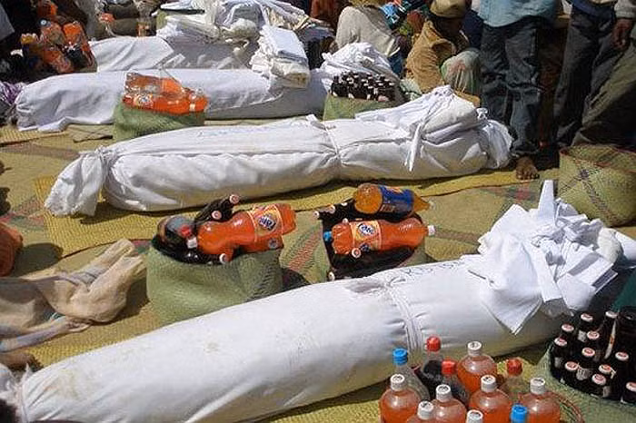 Người ta bón cho xác chết bia, rượu, thịt một cách thực sự chứ không phải tượng trưng.