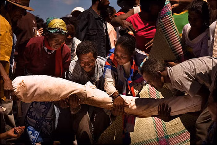 Cùng với thịt gia súc, rượu được bầy biện la liệt xung quanh xác chết, là một ban nhạc chuyên nghiệp được mời đến góp vui.