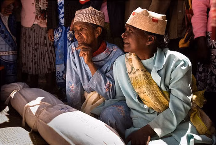 Nghi lễ là cách gắn chặt tình thân giữa những người sống và người chết trong gia đình, cả với những người trong làng.