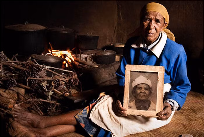 Họ cho rằng, con cháu được sinh ra từ xương thịt của tổ tiên, chính vì vậy mà thế hệ con cháu phải có nghĩa vụ báo hiếu cho tổ tiên của mình ngay khi họ đã chết.