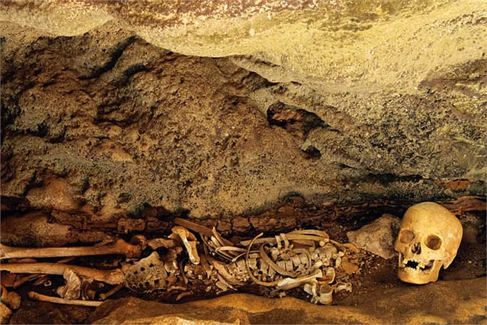 Các xác chết được người thân “rước” lên mặt đất để “gặp mặt” con cháu và cùng con cháu hò hét, nhảy múa, ăn thịt, uống rượu thỏa thích.