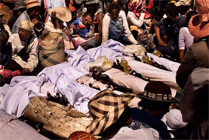 Sau đó, tổ tiên lại được con cháu tiễn đưa về “nhà” của mình trước khi mặt trời lặn.