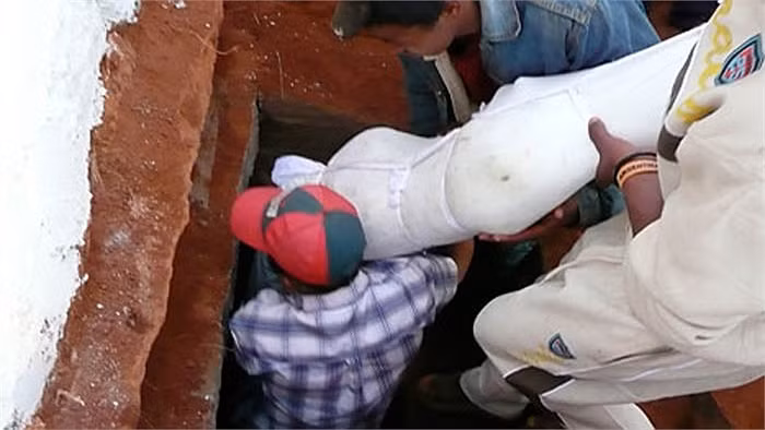 Thậm chí, họ còn hết sức sung sướng, hạnh phúc, tự hào vì nghĩ rằng mình đã chăm sóc tốt được cho tổ tiên của mình, để tổ tiên không bị hiu quạnh, cô đơn và đói khát.