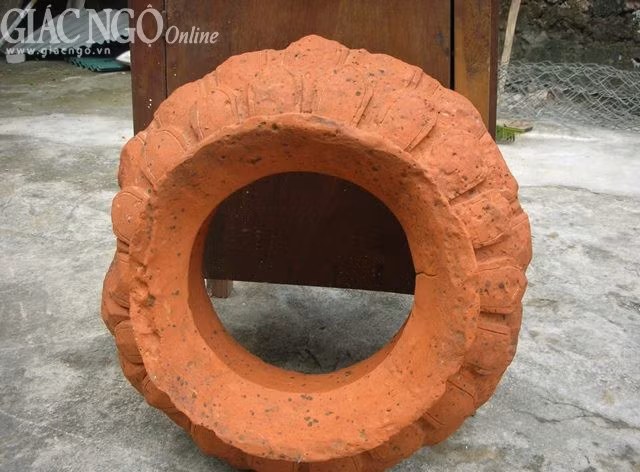 Bệ đài sen cao 12cm tượng trưng cho thập nhị nhân duyên, đường kính chân đế 30cm, đường kính miệng trên 40cm, đường kính thân (chỗ lớn nhất) 48cm biểu thị cho 48 lời nguyện của Đức Phật A Di Đà. Điểm độc đáo và đặc sắc của bệ sen là trên tất cả các cánh sen đều được chạm khắc chìm hoa văn tinh tế, có điểm xuyết các vòng tròn nhỏ để tạo kiểu nền gấm. Bao quanh các đường diềm của từng cánh sen cũng được trang trí hoa văn rất công phu.