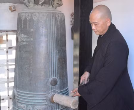 Trụ trì Đà Sơn giới thiệu về chiếc chuông 258 năm tuổi.