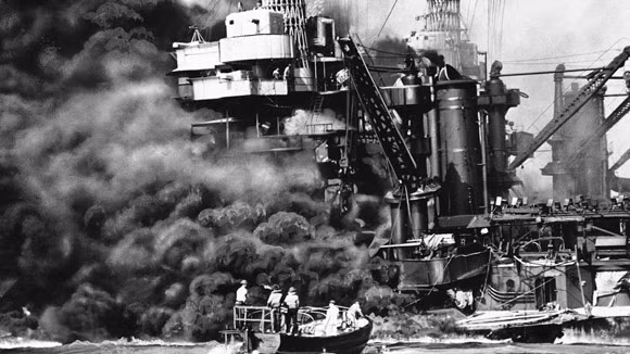 Trân Châu Cảng: Bất kỳ cuộc tấn công nào vào hạm đội Hải quân Mỹ đều là một cú shock lớn với người Mỹ. Tổng Thư ký Hải quân Mỹ Frank Knox phát biểu trấn an mọi người vào ngày 4/12/1941 rằng: “Dù có bất kỳ chuyện gì xảy ra với nước Mỹ, Hải quân Mỹ sẽ luôn sẵn sàng chiến đấu và chiến thắng”. Đó là thời điểm 3 ngày trước khi trận Trân Châu Cảng nổi tiếng diễn ra. 353 máy bay chiến đấu của Nhật Bản đã tấn công vào căn cứ Hải quân Mỹ tại Trân Châu Cảng, Hawaii sáng 7/12/1941. Trận chiến đã phá hủy 8 tàu chiến và 188 máy bay chiến đấu Mỹ đồng thời gây thương vong cho 2042 binh sĩ Mỹ. Tổng thống Roosevelt đau xót nhận định về ngày 7/12/1941 là “Ngày đánh dấu sự ô nhục của nước Mỹ.”