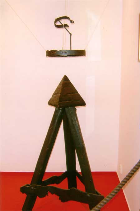 Chiếc ghế Judas: Biện pháp tra tấn này vẫn tồn tại ở một số nước Nam Mỹ ngày nay. Đỉnh nhọn của “kim tự tháp” trên chiếc ghế là nơi các phạm nhân bị treo lên và thả xuống sao cho vùng kín, vùng hậu môn hoặc xương cụt của họ bị đập mạnh và phải hứng toàn bộ trọng lượng cơ thể. Phạm nhân có thể phải chịu sự tra tấn này liên tiếp nhiều lần. Ngày nay, người ta còn tích hợp thêm đai phóng điện ở cùng eo và đầu nhọn trên đỉnh kim tự tháp.