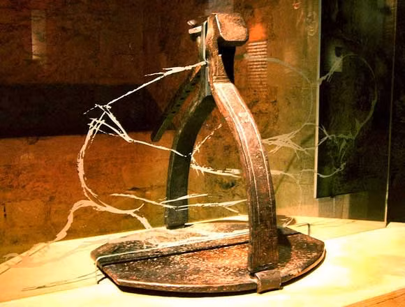 “Con gái của Scavenger”: “Con gái của Scavenger” là công cụ tra tấn được phát minh dưới thời trị vì của vua Henry VIII bởi William Skevington, một trung úy của Tháp London. Đó là một khung kim loại hình chữ A mà phạm nhân bị gắn vào đỉnh chữ, tay tại điểm giữa và hai chân ở hai đầu dưới chữ A. Phạm nhân sẽ bị bắt cúi đầu xuống và nén chặt cơ thể để máu chảy ra qua đường mũi và tai. Dụng cụ tra tấn này ngược lại với một dụng cụ khác cùng thời là “Con gái của bá tước Exeter” dùng nguyên lý kéo giãn thay vì nén ép cơ thể.