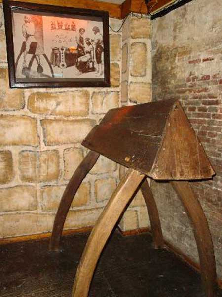 Con lừa Tây Ban Nha: Tương tự như chiếc ghế Judas, dụng cụ này cũng tác động vào các vùng nhạy cảm dễ đau đớn của nạn nhân thông qua một chiếc “Lưng lừa” có đỉnh nhọn. Nạn nhân sẽ bị ép ngồi lên trên như thể đang cưỡi lừa. Dưới chân họ sẽ bị buộc các quả nặng và sự đau đớn sẽ càng tăng khi trọng lượng quả nặng càng lớn. Đến một thời điểm nhất định, cơ thể nạn nhân sẽ bị xé dọc do trọng lượng quá lớn bị buộc vào 2 chân.