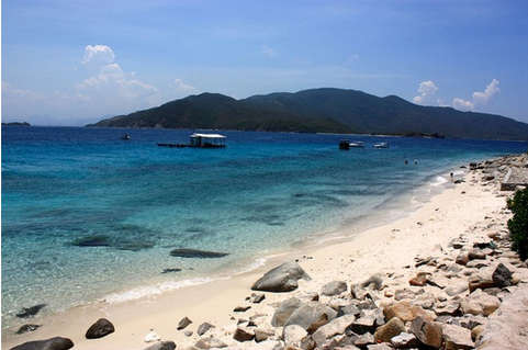 Vùng biển lớn nhất ở Việt Nam có lẽ là thành phố biển Nha Trang, nơi mà suốt ngày nhộn nhịp các đoàn tàu, thuyền du lịch trên biển, còn ban đêm là tiệc tùng vui nhộn. Nếu bạn lỡ mất một dịp đến Miami thì ở Đông Nam Á, đây là nơi gần nhất với không khí như vậy. Bãi biển ở gần trung tâm thành phố thì đẹp nhất, nhưng còn thú vị hơn nếu bạn đi ra những hòn đảo ngoài khơi xa nơi có thể ngụp lặn thỏa thê. Cảnh quan đẹp cộng với những bãi san hô và hàng ngàn đàn cá đầy màu sắc. Một chuyến đi tham quan đảo ngoài khơi thì thật đơn giản, khi mà giá tour chỉ khoảng xấp xỉ 6 USD.