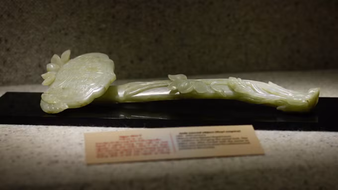 Ngọc Như Ý có từ thế kỷ 19 - 20 trong bộ sưu tập cổ vật triều Nguyễn - Ảnh: Tiến Thắng.