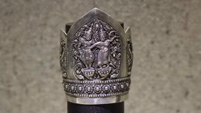Bao tay bằng bạc thế kỷ 19 - 20 với hoa văn, đường nét mang đặc điểm văn hóa Khmer - Ảnh: Tiến Thắng.