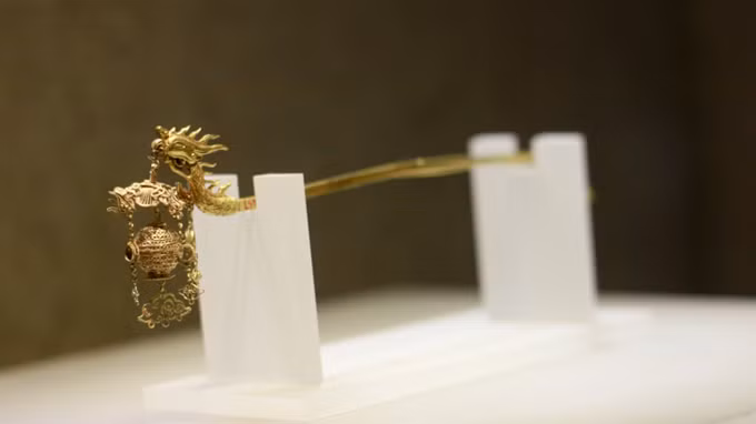 Sự tinh xảo qua trâm cài hình phượng ngậm đèn lồng được chế tác từ vàng thời chúa Nguyễn thế kỷ 18 - Ảnh: Tiến Thắng.