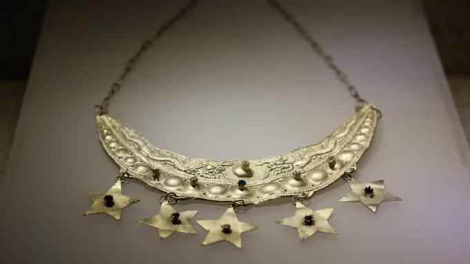 Dây chuyền bạc nạm đá quý, thế kỷ 19 - 20 - Ảnh: Tiến Thắng.