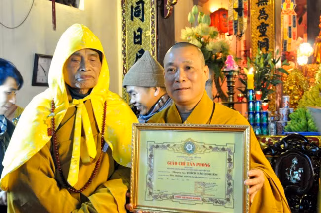 HT.Thích Bảo Nghiêm và giáo chỉ tấn phong Hòa thượng do Đức Pháp chủ trao. Ảnh: chuabang.com.