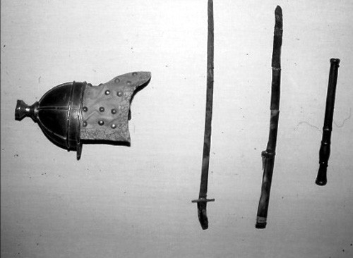 Chiến mão và gươm của Thành Cát Tư Hãn.