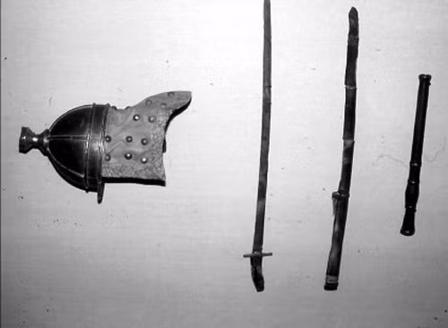 Chiến mão và gươm của Thành Cát Tư Hãn.