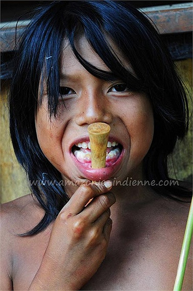 Nghi lễ xỏ khuyên môi được tiến hành cho cả nam lẫn nữ, khi mà bé gái lên 7 tuổi và bé trai lên 9. Người ta gọi chiếc khuyên nhỏ này là ‘m’berpots”. Nó được thay thế dần bằng chiếc xương to hơn khi những đứa bé trưởng thành.