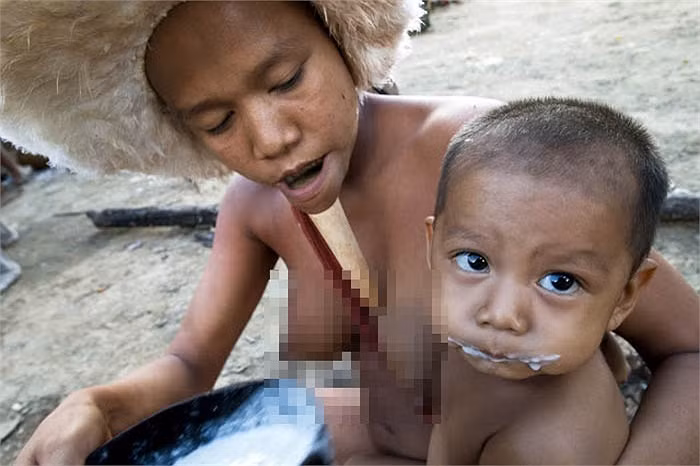 Với kiểu làm đẹp lạ lùng, có một không hai, với mẩu xương khỉ trắng lốp dưới cằm, cư dân của bộ lạc thiểu số Zo’é dễ dàng được nhận ra từ xa