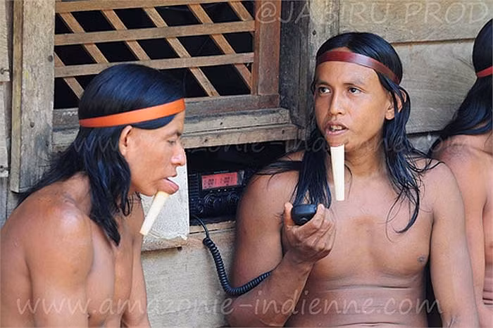 Họ sống đông đúc trong một ngôi nhà lớn bằng gỗ, hình chữ nhật và ngủ trên những chiếc võng được mắc từ xà nhà xuống. Trang sức được họ vô cùng yêu thích và coi trọng là chiếc dùi làm bằng xương ống chân của loài khỉ nhện.