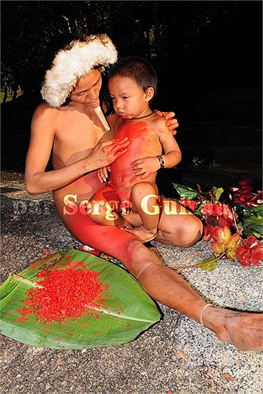 Ngoài việc sử dụng khuyên môi, người Zo’é rất thích được trang điểm cho toàn thân bằng sắc đỏ của quả annatto. Họ nhào quả annatto thành bột và nhuộm toàn thân, khiến toàn bộ cơ thể đỏ rực rỡ. Cũng giống như nhiều bộ tộc thiểu số khác, người Zo’é rất thích tô vẽ lên khuôn mặt mỗi khi có lễ hội.