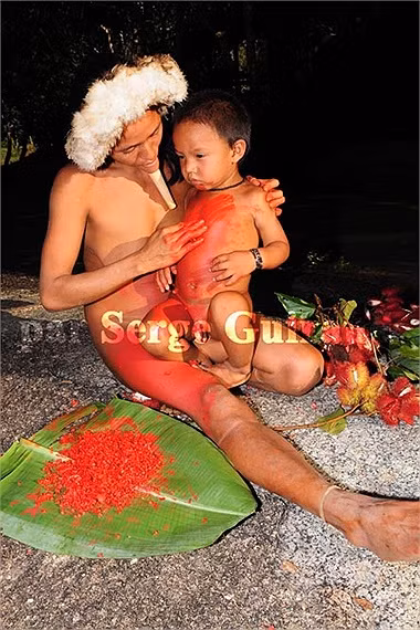 Ngoài việc sử dụng khuyên môi, người Zo’é rất thích được trang điểm cho toàn thân bằng sắc đỏ của quả annatto. Họ nhào quả annatto thành bột và nhuộm toàn thân, khiến toàn bộ cơ thể đỏ rực rỡ. Cũng giống như nhiều bộ tộc thiểu số khác, người Zo’é rất thích tô vẽ lên khuôn mặt mỗi khi có lễ hội.