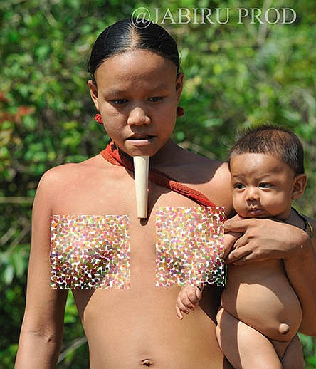 Họ sống hoàn toàn phụ thuộc vào rừng, săn bắn hái lượm để kiếm sống.