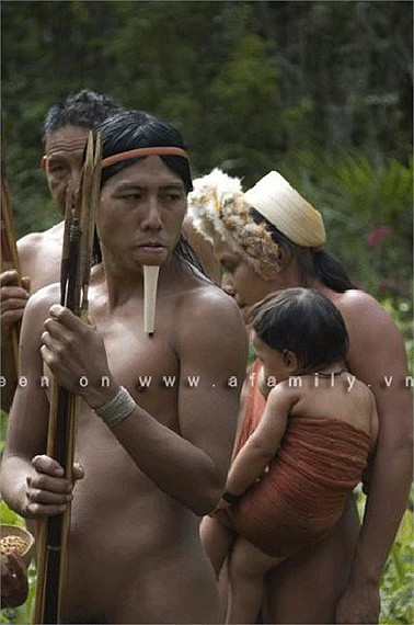 Bộ tộc này vẫn sống theo kiểu quần cư, y hệt thời công xã nguyên thủy. Cả đàn ông lẫn đàn bà đều ở truồng. Họ không dùng bất cứ thứ gì che đậy cơ thể.