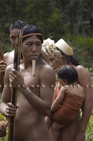 Bộ tộc này vẫn sống theo kiểu quần cư, y hệt thời công xã nguyên thủy. Cả đàn ông lẫn đàn bà đều ở truồng. Họ không dùng bất cứ thứ gì che đậy cơ thể.