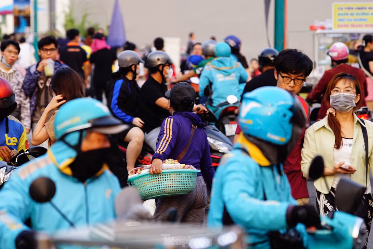 Ban tổ chức thông báo đúng 18h30, chương trình ngừng check-in. Buổi diễn bắt đầu từ 19h. Các trường hợp khán giả tới sau 18h30 sẽ được check in sau 19h45.