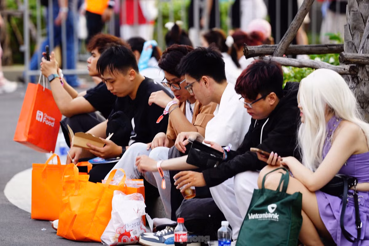 Hàng dài chờ đợi concert cuối cùng của Anh trai vượt ngàn chông gai trong năm. Trước hai đêm concert, anh tài Jun Phạm kêu gọi mọi người cùng nhau mặc trang phục truyền thống để xác lập kỷ lục Guinness, từ đó tạo nên những kỷ niệm đáng nhớ. "Đã là trang phục truyền thống của Việt Nam thì trang phục nào có hồn cốt, tinh túy nước nhà đều được chào đón, bởi mọi người cũng cần thoải mái để xem ca nhạc", Jun Phạm nói.