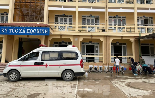 Hang chuc hoc sinh mac cum A tai mot truong o Bac Kan