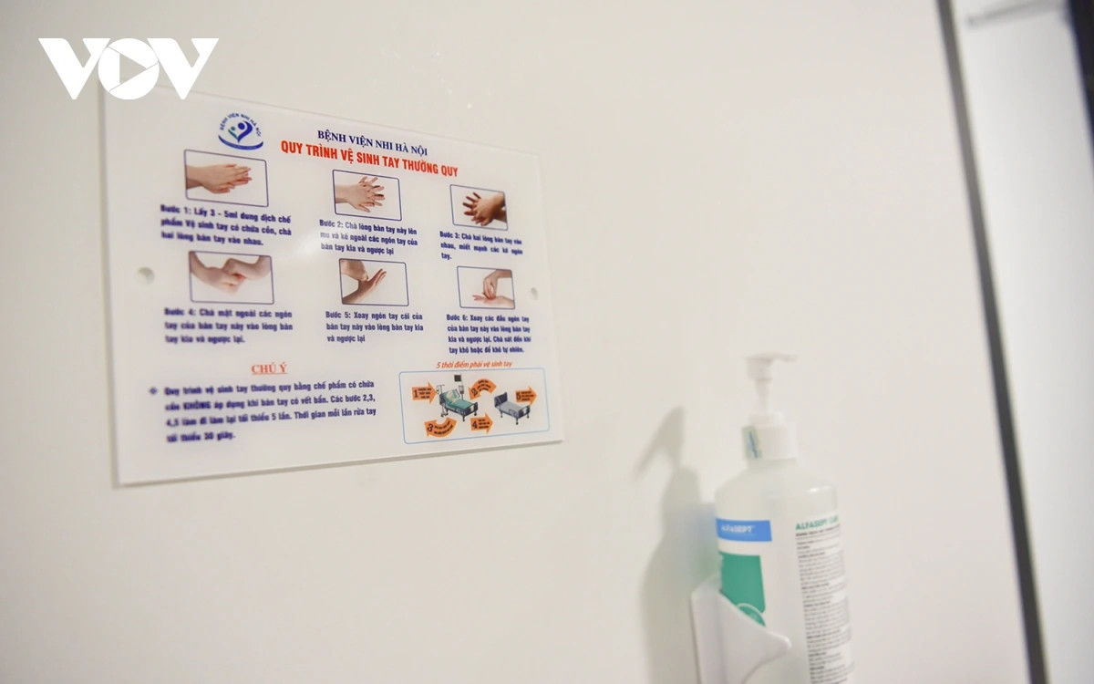 Do đó, chuyên gia y tế khuyên rằng, vaccine là một trong những giải pháp hữu hiệu nhằm phòng và ngăn ngừa sự lây lan của dịch, bệnh sởi. Ngoài ra, các bậc phụ huynh cần có các biện pháp dự phòng nhằm phòng bệnh cho trẻ. Trong đó, nên cho trẻ đeo khẩu trang khi ra đường, che miệng khi ho, hạn chế đến nơi đông người, cho trẻ rửa tay với xà phòng thường xuyên… Với những cách phòng tránh này không chỉ phòng ngừa bệnh sởi, mà còn giúp trẻ phòng các bệnh truyền nhiễm khác thường xảy ra trong mùa hè hiệu quả.