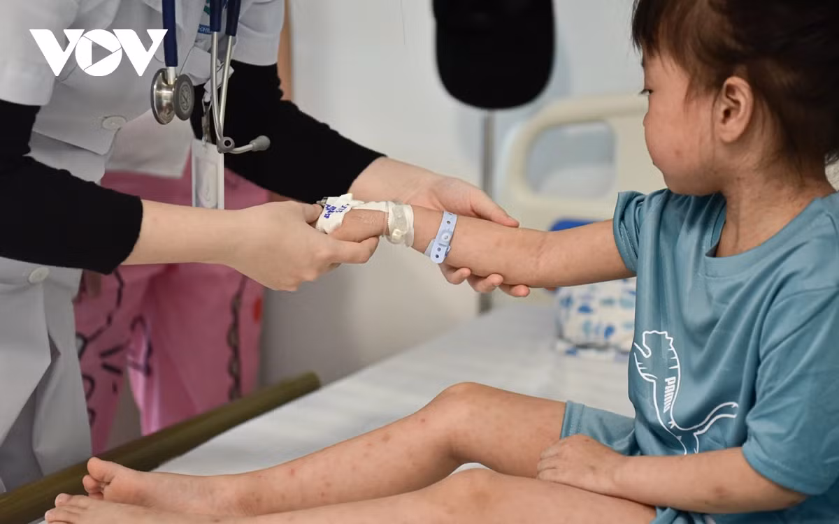 Con gái chị Cù Thị Hương (Thanh Oai) đang điều trị sởi tại Bệnh viện Nhi Hà Nội. Mặc dù trong độ tuổi tiêm vaccine phòng sởi, nhưng gia đình chưa kịp cho bé đi tiêm.