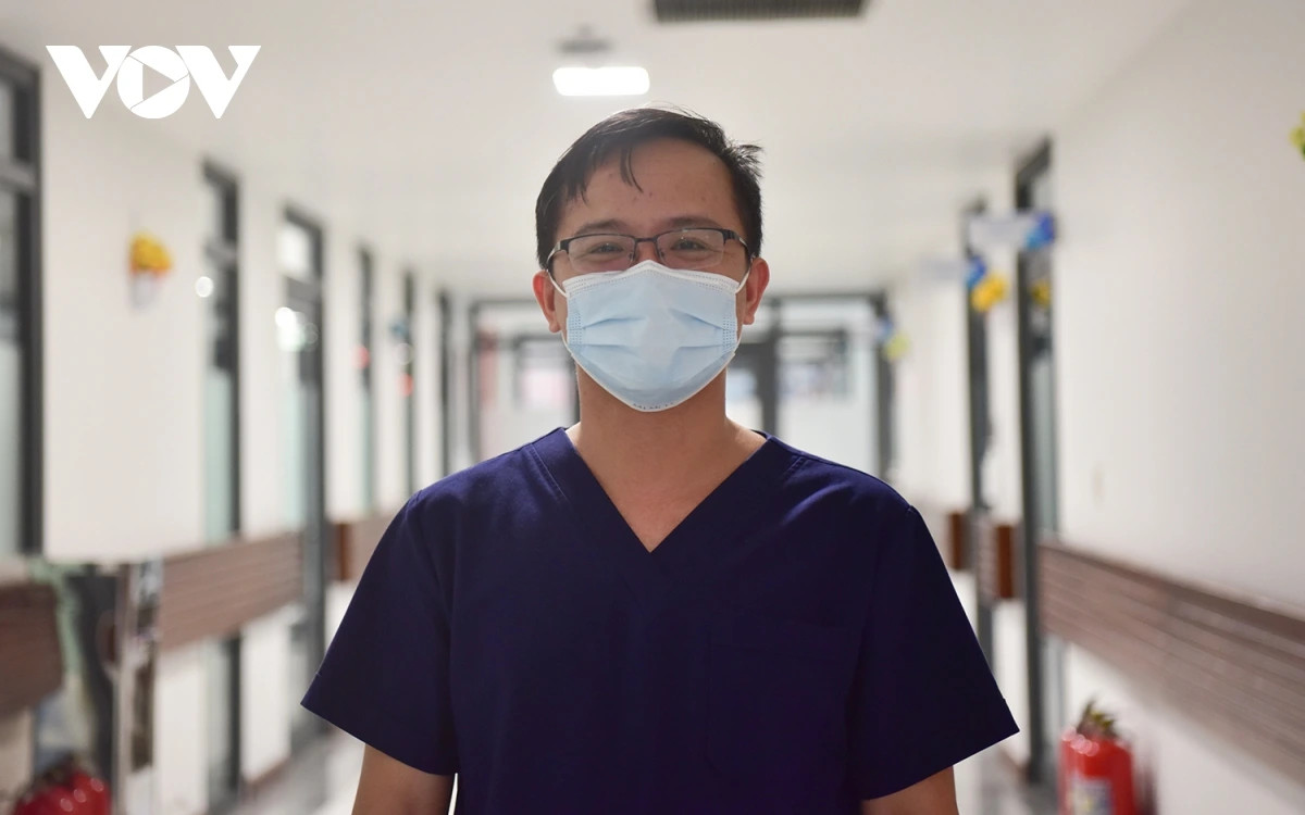 “Trước tình hình dịch, bệnh sởi diễn biến phức tạp, công tác kiểm soát, phòng ngừa lây nhiễm chéo trong Bệnh viện Nhi Hà Nội được tăng cường. Theo đó, các bác sĩ và đội ngũ nhân viên y tế trong Bệnh viện luôn đảm bảo việc điều trị và chăm sóc y tế tốt nhất cho bệnh nhân; hạn chế việc người nhà thăm, thay đổi người nhà chăm sóc; đảm bảo những người chăm sóc cho bệnh nhân luôn đeo khẩu trang; chú trọng công tác sát trùng tay nhanh tại các khu bệnh phòng…”, BS Đức cho biết.