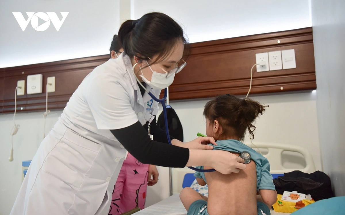 Điều đáng nói, phần lớn bệnh nhân mắc sởi điều trị tại Bệnh viện Nhi Hà Nội đều chưa tiêm vaccine phòng bệnh. Có những trường hợp bệnh nhân 5 - 12 tuổi vẫn mắc sởi như thường vì không được tiêm vaccine, hoặc tiêm vaccine không đủ liều.