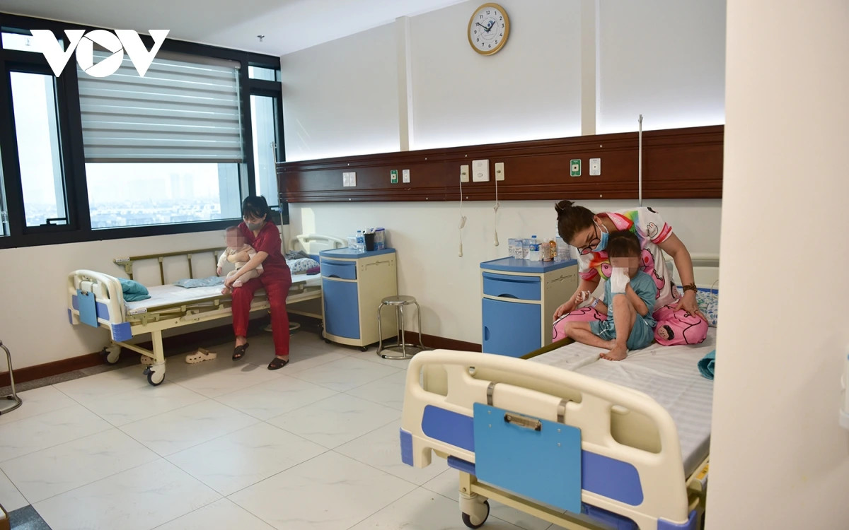 Trung bình một ngày, bệnh viện tiếp nhận và điều trị nội trú cho 45 - 50 bệnh nhân mắc sởi. Trong số những bệnh nhân mắc sởi nhập viện điều trị nội trú, nhiều bệnh nhân bị biến chứng của sởi như: Viêm phổi, suy hô hấp… có những bệnh nhân phải thở máy.